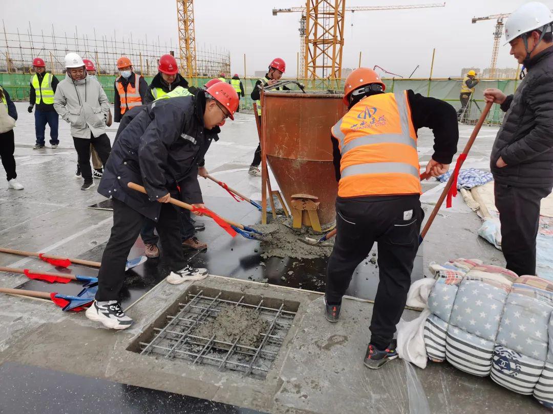 匠心倾注 喜封金顶——九游会真人第一品牌游戏合营六建集团承建的山阴县场馆建设项目文化馆主体结构封顶